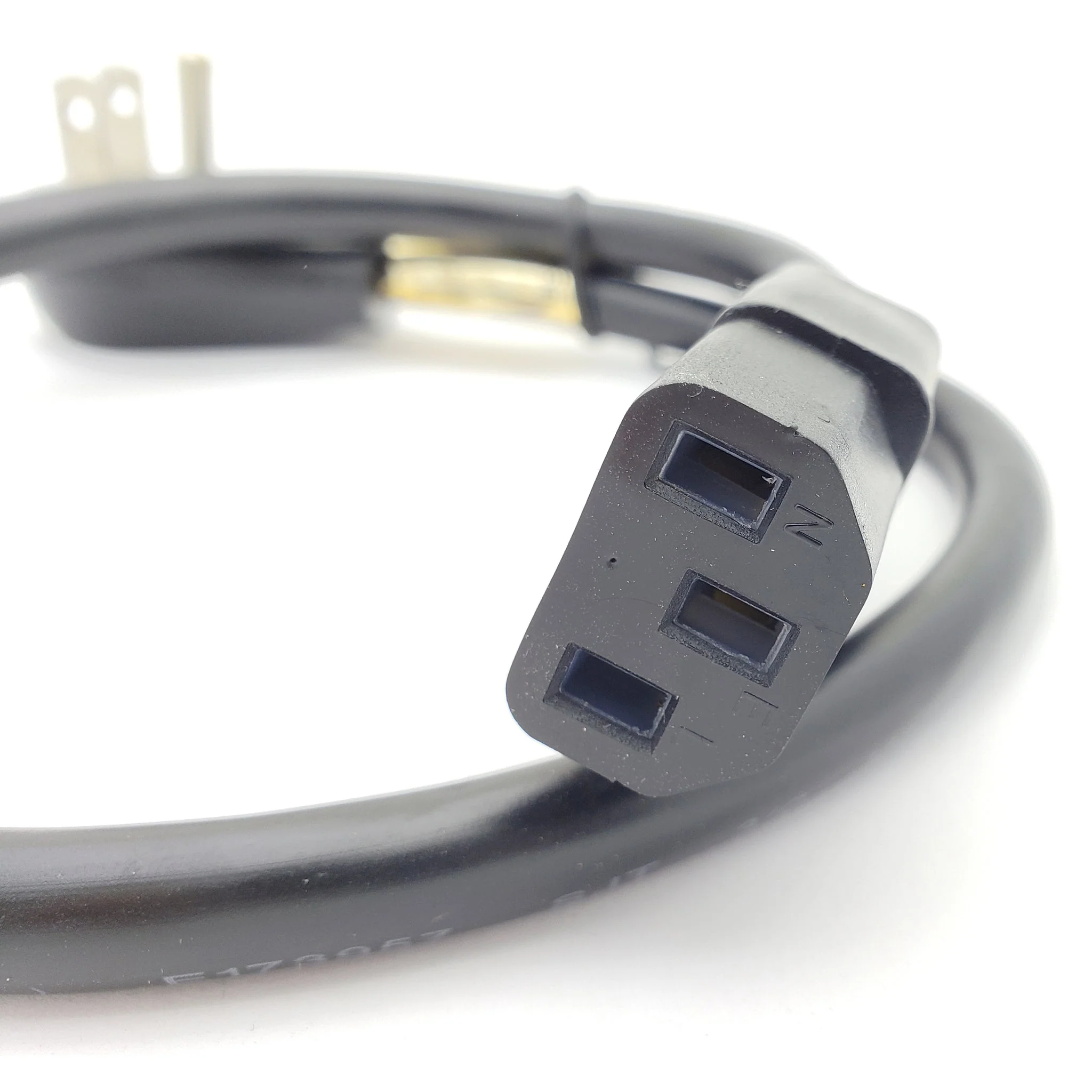 Right Angle (90 degree) 5-15P Plug To IEC C13 Straight - 3Ft 18AWG - Image 4
