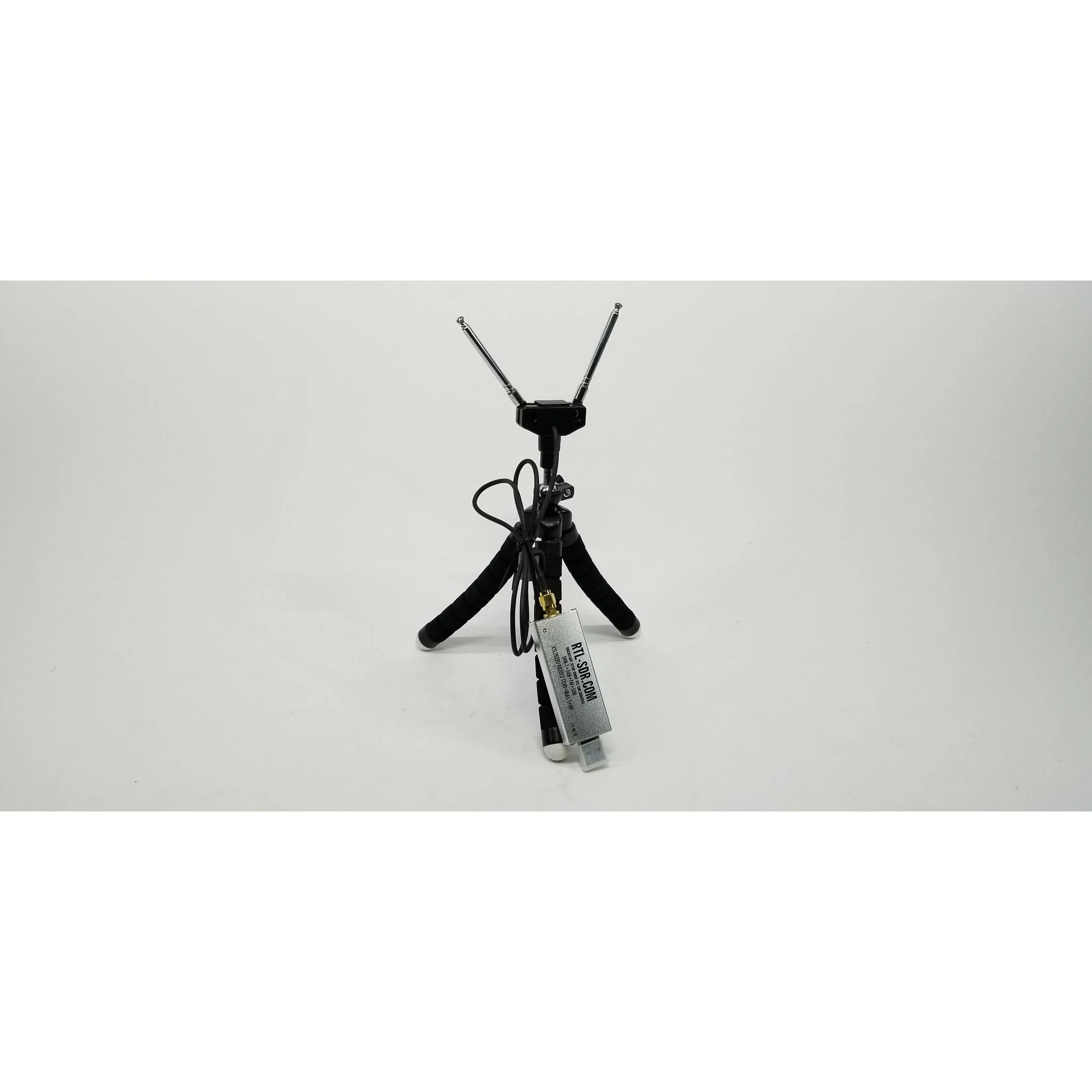 RTL-SDR Blog R820T2 RTL2832U 1PPM TCXO SMA Software Defined Radio with 2x Telescopic Antennas - Image 8
